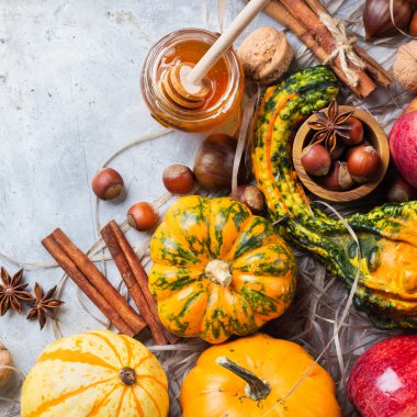 Kabak fındık kestane ile sonbahar sonbahar Cadılar Bayramı natürmort kompozisyon