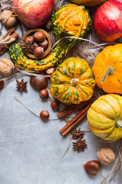 Kabak fındık kestane ile sonbahar sonbahar Cadılar Bayramı natürmort kompozisyon