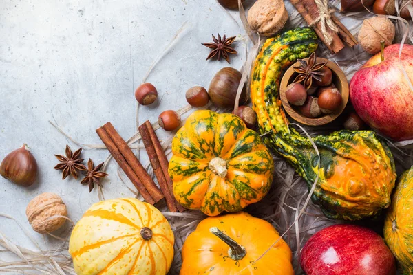 Осень осень Хэллоуин натюрморт композиция с тыквенными орехами каштана — стоковое фото