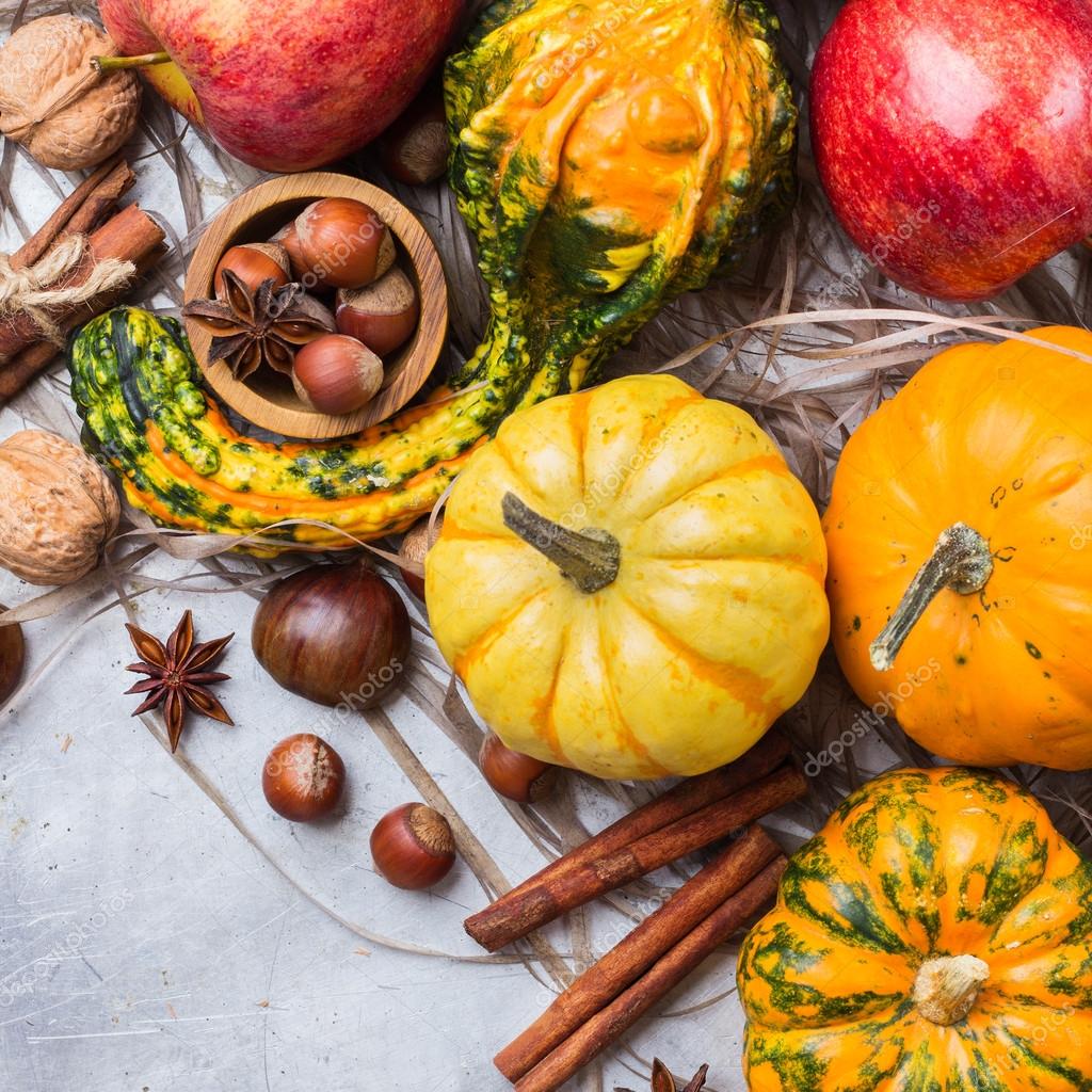 Automne automne halloween nature morte composition avec des noix de  citrouille châtaigne — Photo de stock par ©aamulya - 127306086, image size:1024x1024