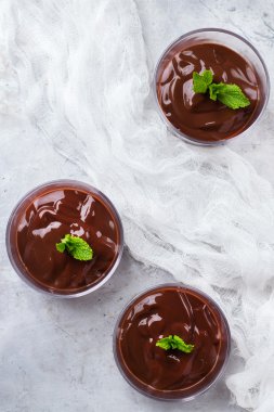 Çikolata mousse nane rustik masada cam ile