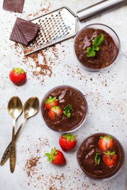 Çikolata mousse rustik masada cam çilek ile