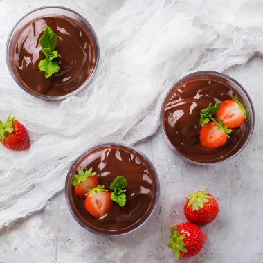 Çikolata mousse rustik masada cam çilek ile