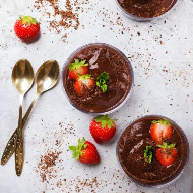 Çikolata mousse rustik masada cam çilek ile