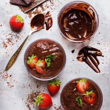 Çikolata mousse rustik masada cam çilek ile