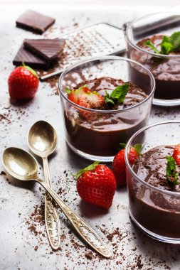 Çikolata mousse rustik masada cam çilek ile