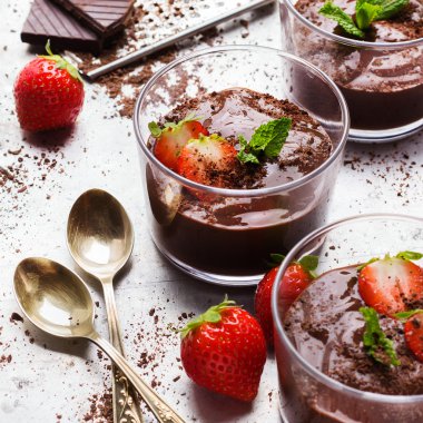 Çikolata mousse rustik masada cam çilek ile