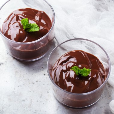 Çikolata mousse nane rustik masada cam ile