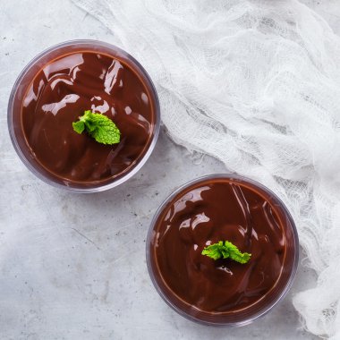 Çikolata mousse nane rustik masada cam ile