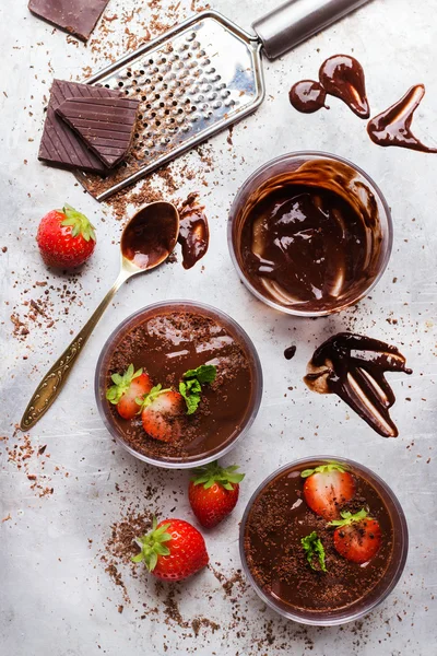 Mousse de chocolate con fresas en vidrio sobre mesa rústica — Foto de Stock