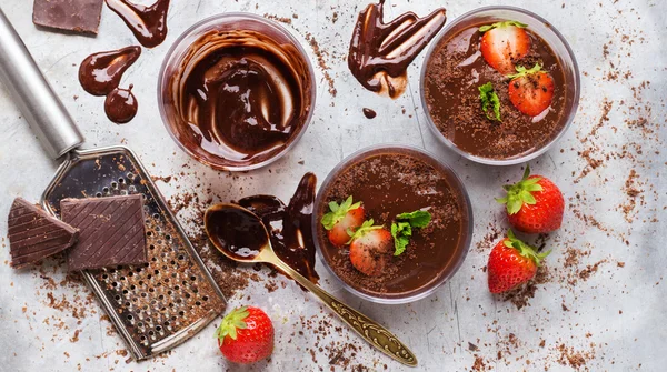 Mousse de chocolate con fresas en vidrio sobre mesa rústica — Foto de Stock