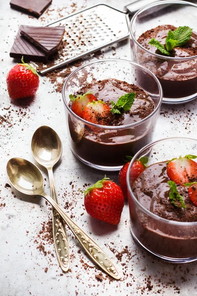 Mousse de chocolate com morangos em vidro na mesa rústica — Fotografia de Stock