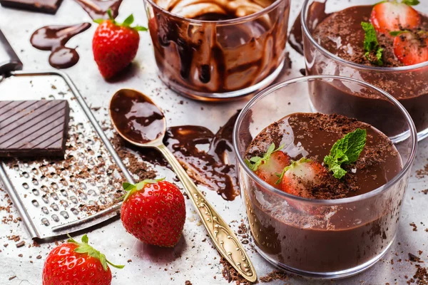 Chokladmousse med jordgubbar i glas på rustika bord — Stockfoto