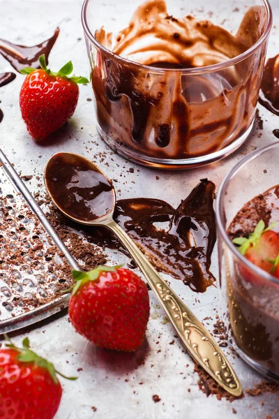 Шоколадний мус з полуницею в склянці на сільському столі — стокове фото