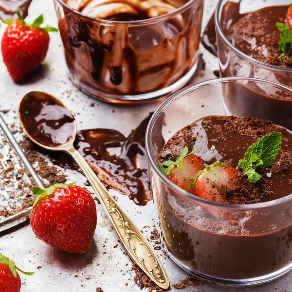 Mousse de chocolate com morangos em vidro na mesa rústica — Fotografia de Stock