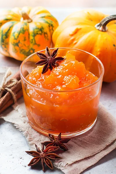 Sonbahar mevsimlik ev yapımı kabak reçeli cam içinde baharatlar ile