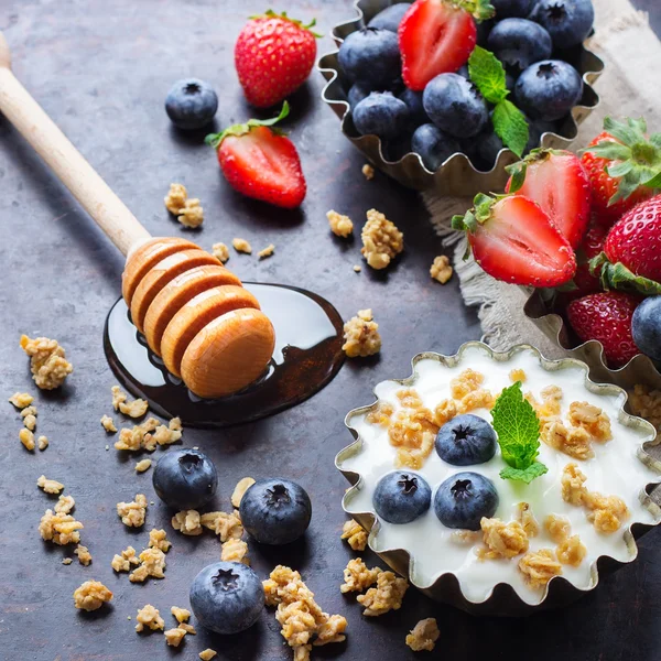 Hausgemachtes Müsli-Müsli und Joghurt mit Beeren auf rostigem Tisch — Stockfoto