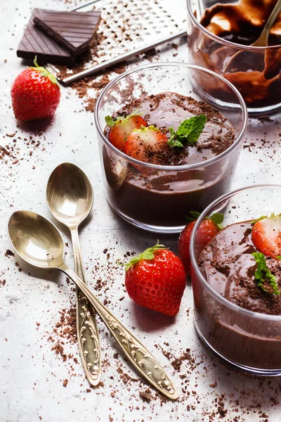 Mousse de chocolate com morangos em vidro na mesa rústica — Fotografia de Stock