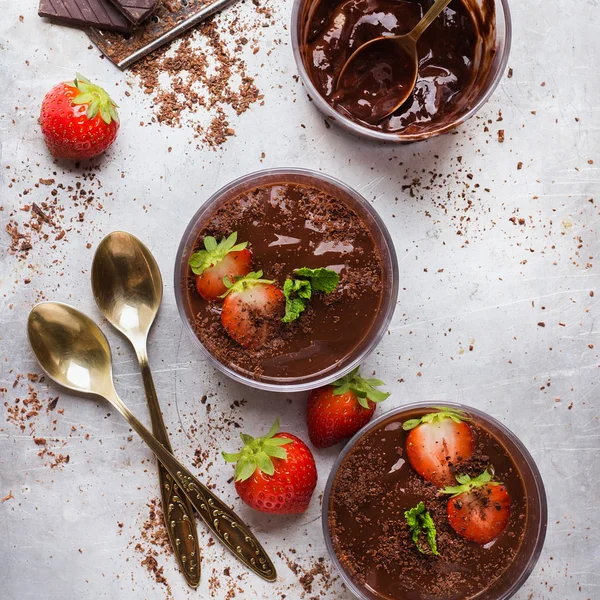 Mousse de chocolate con fresas en vidrio sobre mesa rústica — Foto de Stock