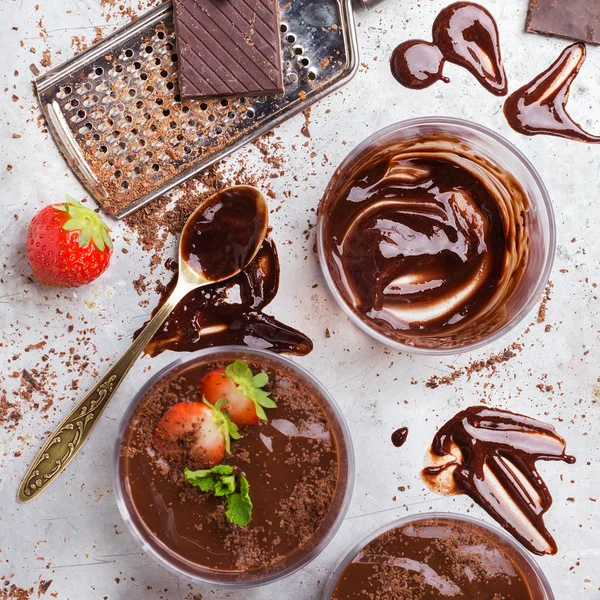 Mousse de chocolate con fresas en vidrio sobre mesa rústica — Foto de Stock