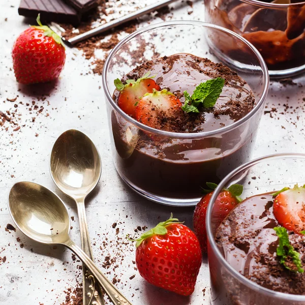 Mousse au chocolat aux fraises en verre sur table rustique — Photo