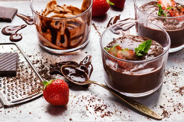 Шоколадний мус з полуницею в склянці на сільському столі — стокове фото