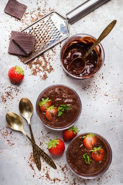 Mousse de chocolate con fresas en vidrio sobre mesa rústica — Foto de Stock