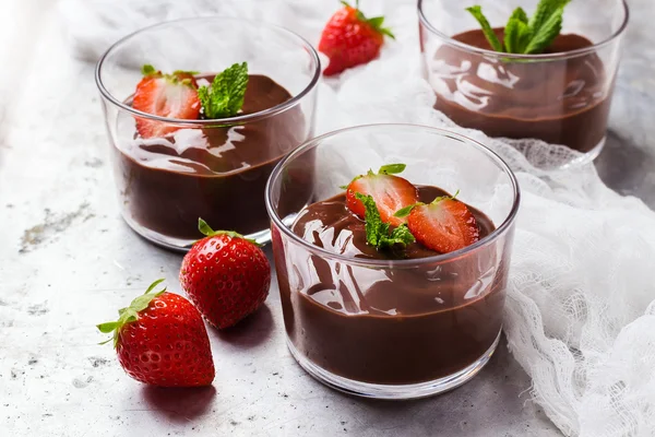 Chocolademousse met aardbeien in glas op rustieke tafel — Stockfoto