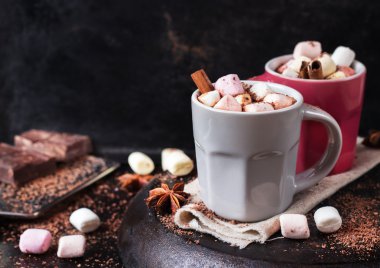 Sıcak çikolata şekerleme ve baharat grunge karanlık tablo ile