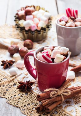 Sıcak çikolata şekerleme ve baharat rustik ahşap tablo