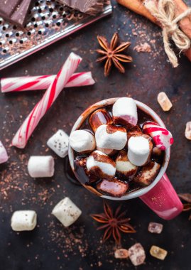 Sıcak çikolata şekerleme ve baharat grunge karanlık tablo ile