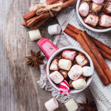 Sıcak çikolata şekerleme ve baharat rustik ahşap tablo