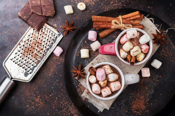 Chocolate quente com marshmallows e especiarias na mesa escura grunge — Fotografia de Stock