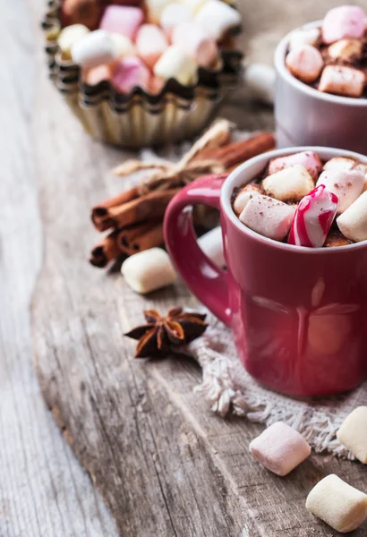 Гарячий шоколад з зефіром та спеціями на сільському дерев'яному столі — стокове фото
