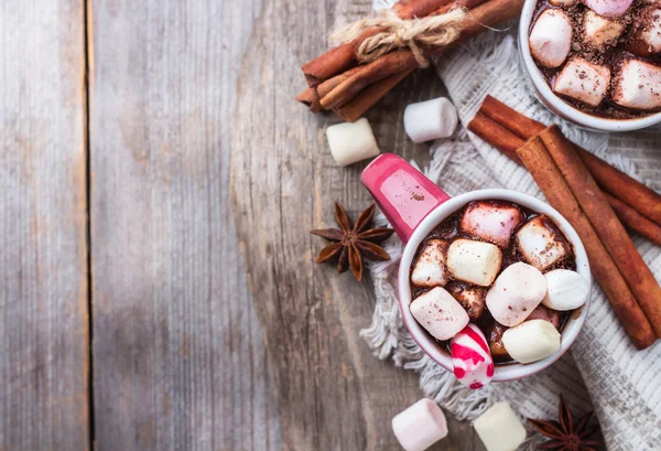 Hot chocolate with marshmallows and spices on rustic wooden table — Stock Photo, Image