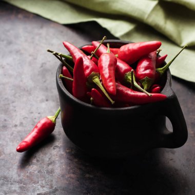 Siyah bir paslı tabloda çiğ kırmızı biber