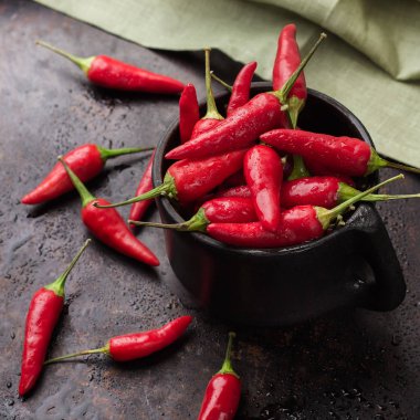 Siyah bir paslı tabloda çiğ kırmızı biber