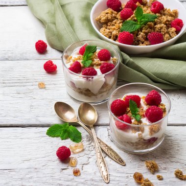 Kahvaltı kavramı. Kahve müsli granola çilek ev yapımı yoğurt