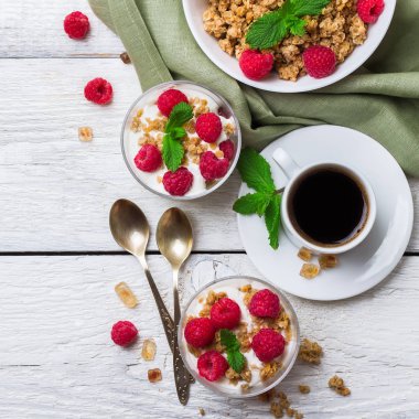 Kahvaltı kavramı. Kahve müsli granola çilek ev yapımı yoğurt