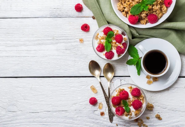 Концепція сніданку. Мюслі з кави ягоди граноли домашній йогурт — стокове фото