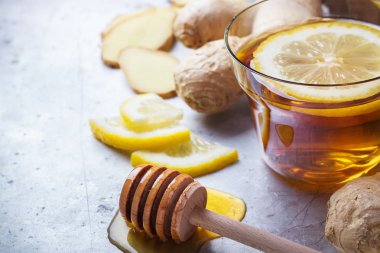 Soğuk kış günleri için bardakta zencefilli çay