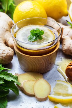 Soğuk kış günleri için bardakta zencefilli çay