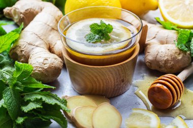 Soğuk kış günleri için bardakta zencefilli çay