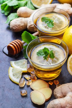 Soğuk kış günleri için bardakta zencefilli çay