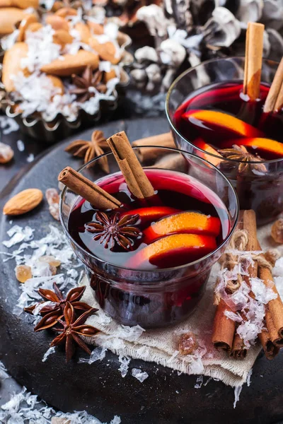 Vin chaud chaud chaud dans une tasse rouge pour les vacances d'hiver — Photo