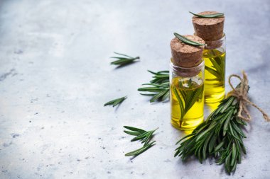 Doğal biberiye esansiyel yağı spa ve güzellik için