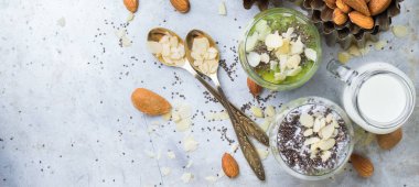 Chia tohum puding badem süt ve taze meyve tepesi