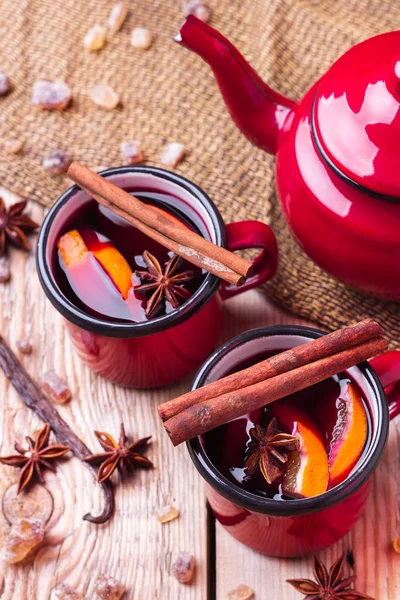 Vino caliente caliente con especias en una taza roja para las vacaciones de invierno — Foto de Stock