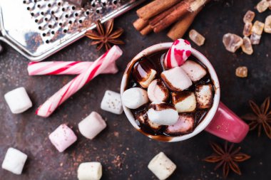 Sıcak çikolata şekerleme ve baharat grunge karanlık tablo ile