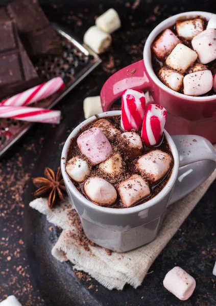 Chocolate quente com marshmallows e especiarias na mesa escura grunge — Fotografia de Stock